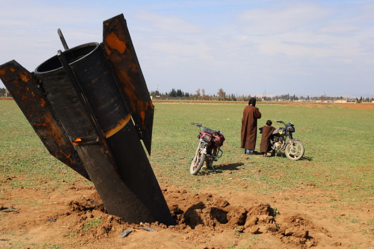 <p>Хора стоят до иранска ракета, паднала в село Казалжо в покрайнините на град Камишли, Сирия. Иран предприе ответни атаки в целия регион след съвместна военна операция на Израел и САЩ, която започна в ранните часове на 28 февруари 2026 г. и порази множество цели на територията на Иран.</p>
