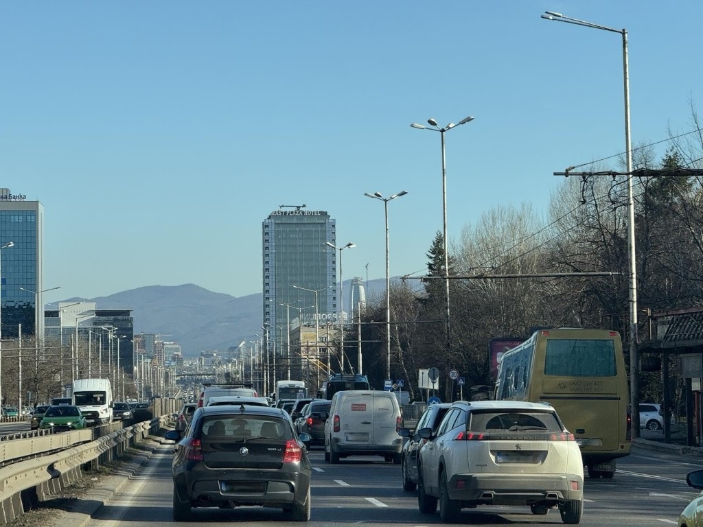 Огромно задръстване след тежка катастрофа в София