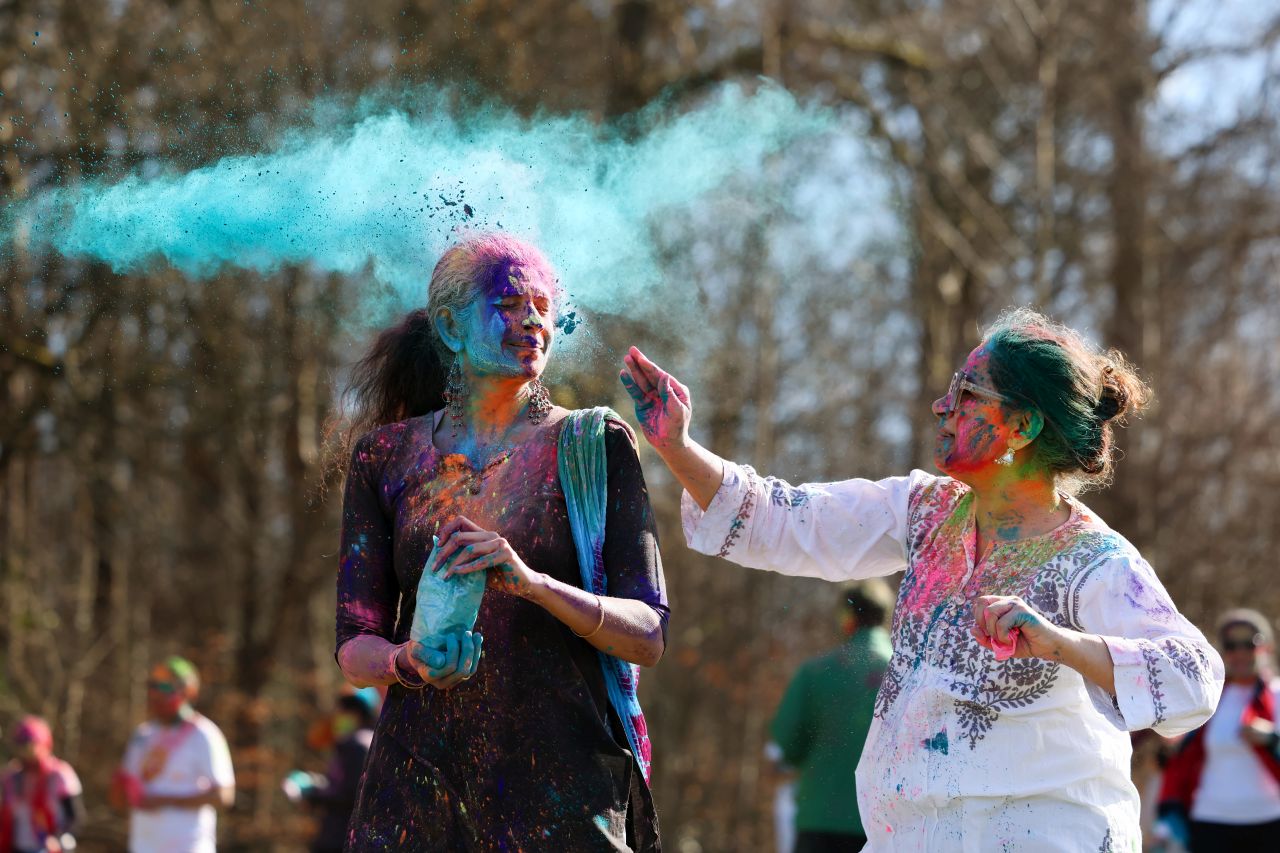 <p>Холи е тържество на духа, в което древните легенди и експлозията от цветове се сливат, за да ни напомнят, че прошката, новото начало и споделената радост нямат граници</p>