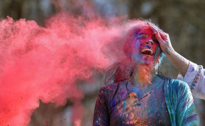 Цветната магия на Холи: Древни ритуали, легенди за любов и един глобален празник