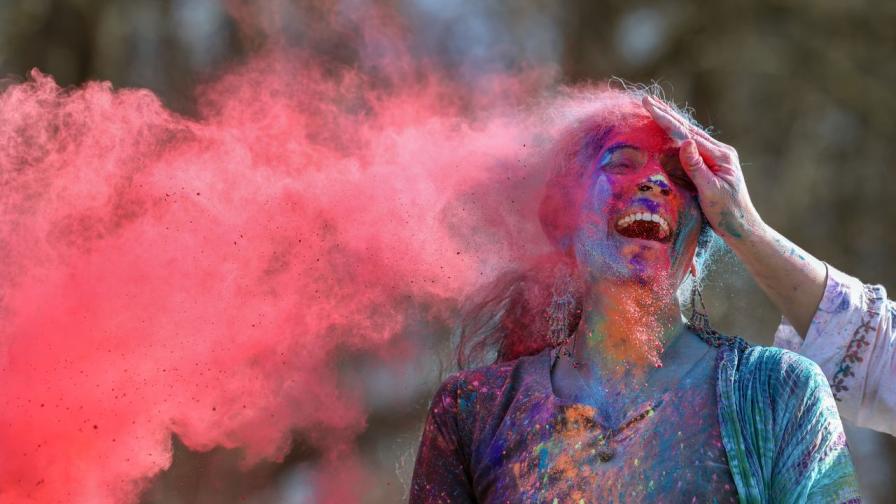 Цветната магия на Холи: Древни ритуали, легенди за любов и един глобален празник