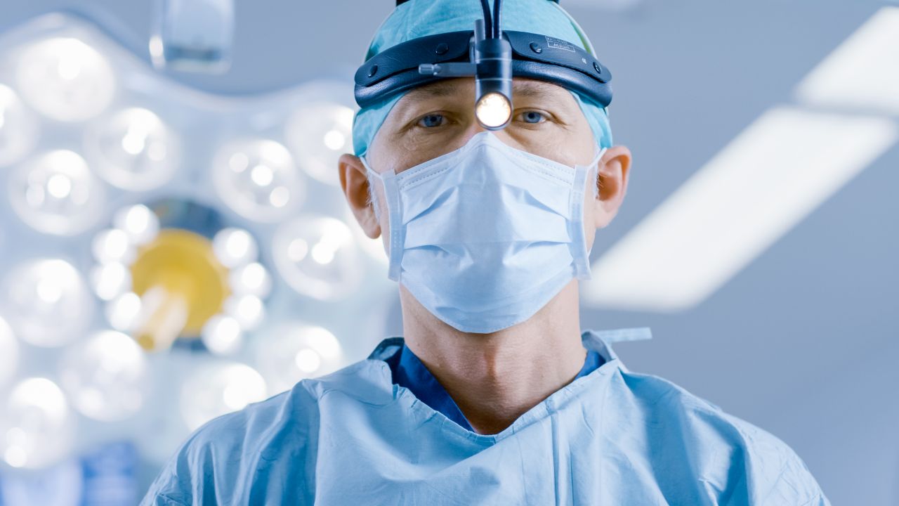 <p><strong>3. Орален и лицево-челюстен хирург</strong></p>

<p>Специалистите в тази сфера печелят средно по 250 000 щатски долара на година! Те са тясно профилирани в хирургичното лечение на заболявания, засягащи устата, челюстите и лицевата област.</p>