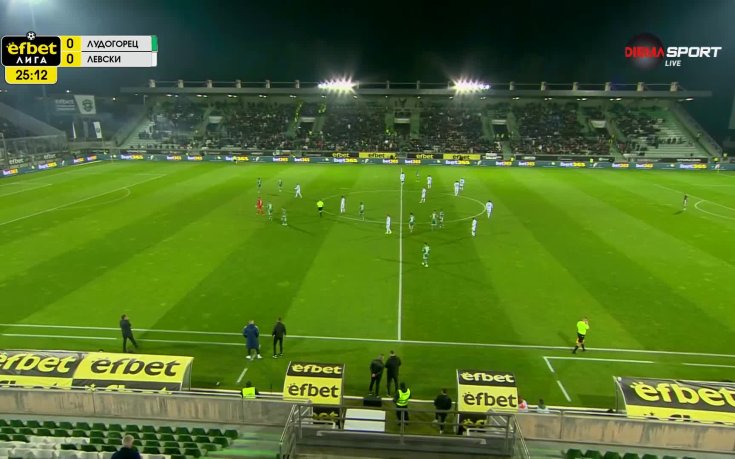 Опасно! Фенове на Левски хвърлиха бомбичка до вратаря на Лудогорец (видео)