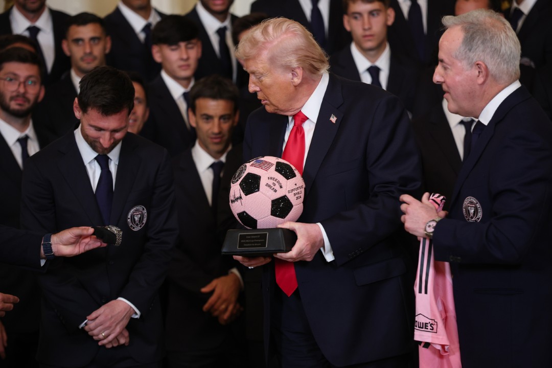 <p>Лионел Меси и съотборниците му от "Интер Маями" се срещнаха с президента на САЩ Доналд Тръмп в Белия дом, за да отпразнуват триумфа на клуба в MLS Cup.</p>