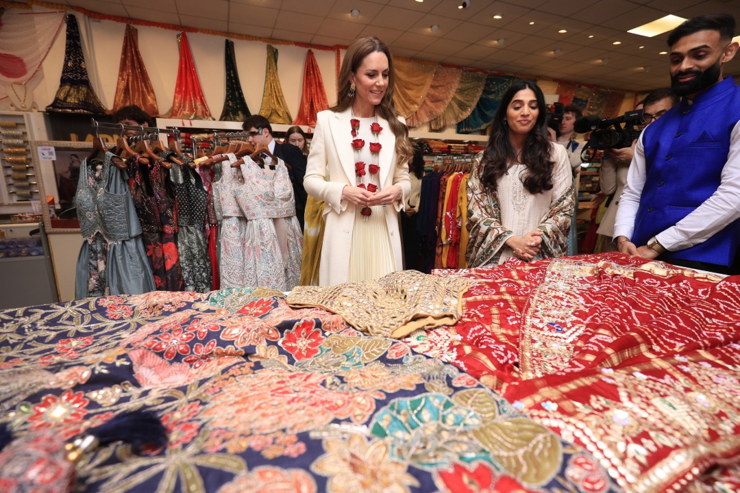 <p>Принцесата се срещна с хора, които тази седмица отбелязват Холи &ndash; индуисткия фестивал на цветовете, любовта и пролетта. Облечена в елегантно кремаво яке и съчетана с него рокля, Кейт бе посрещната с традиционен гирлянд от червени цветя. Докато приемаше украшението, тя благодари на домакините с усмивка и направи уважителен жест &bdquo;Намасте&ldquo; с ръце.</p>