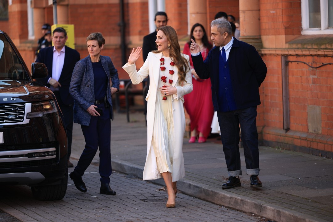 <p>Принцесата се срещна с хора, които тази седмица отбелязват Холи &ndash; индуисткия фестивал на цветовете, любовта и пролетта. Облечена в елегантно кремаво яке и съчетана с него рокля, Кейт бе посрещната с традиционен гирлянд от червени цветя. Докато приемаше украшението, тя благодари на домакините с усмивка и направи уважителен жест &bdquo;Намасте&ldquo; с ръце.</p>