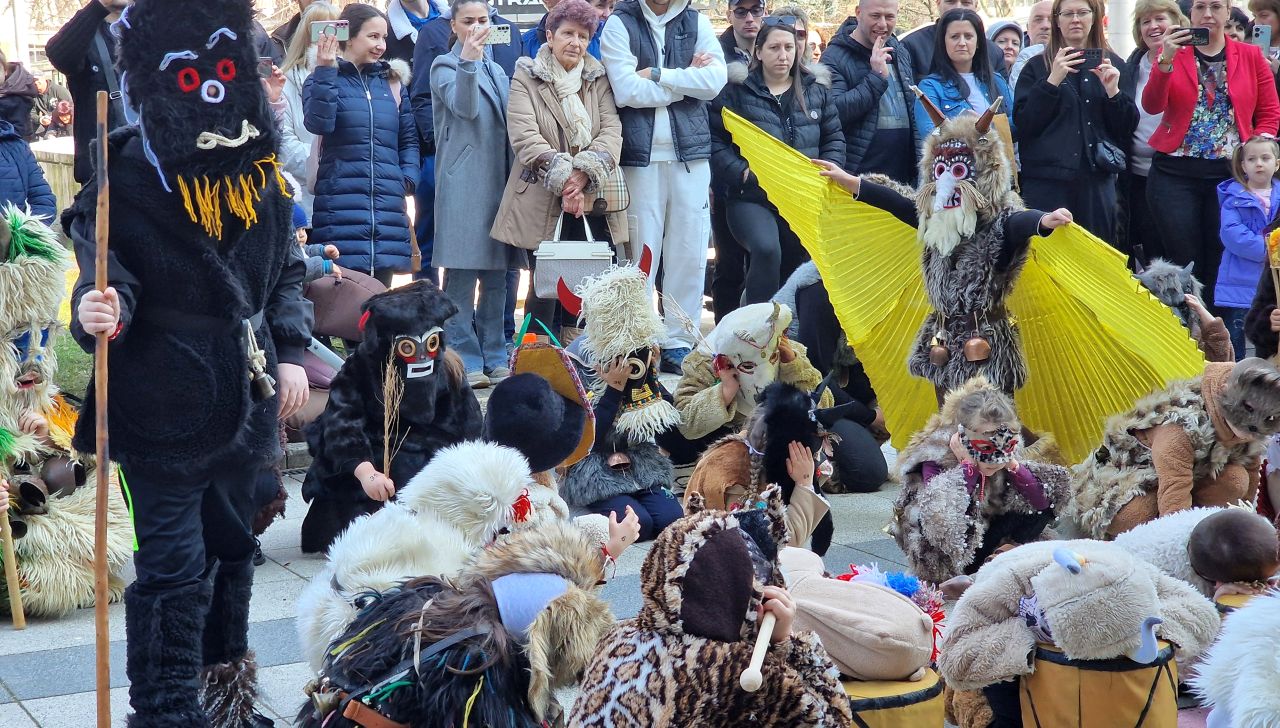 Традициите са живи: Малки кукери гониха злото в Монтана