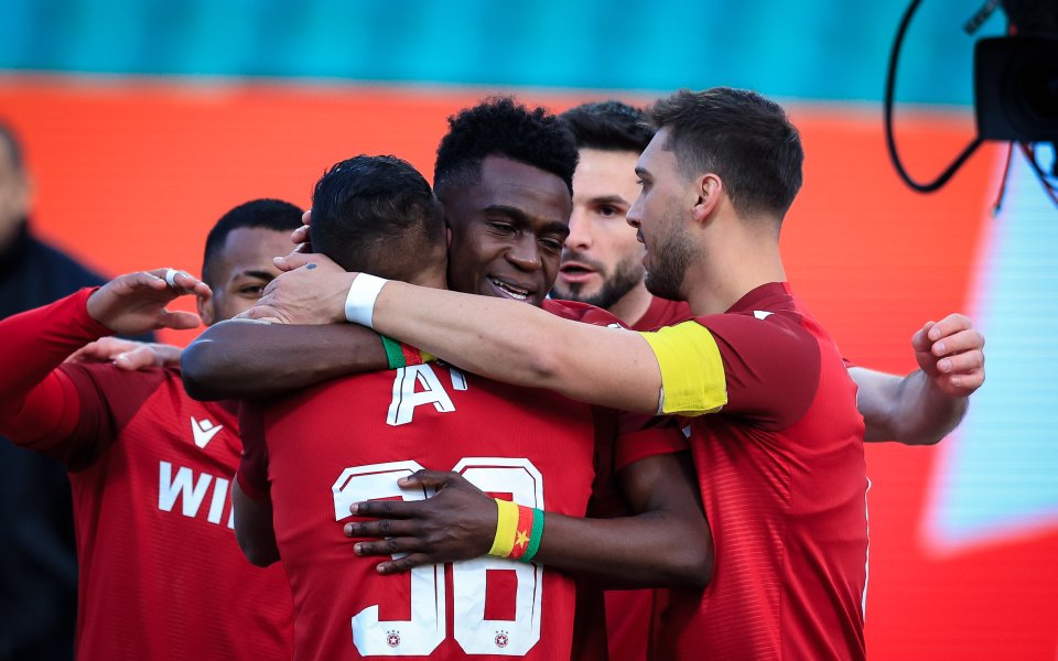 ЦСКА е на 10 точки от върха след категорична победа над Локомотив София