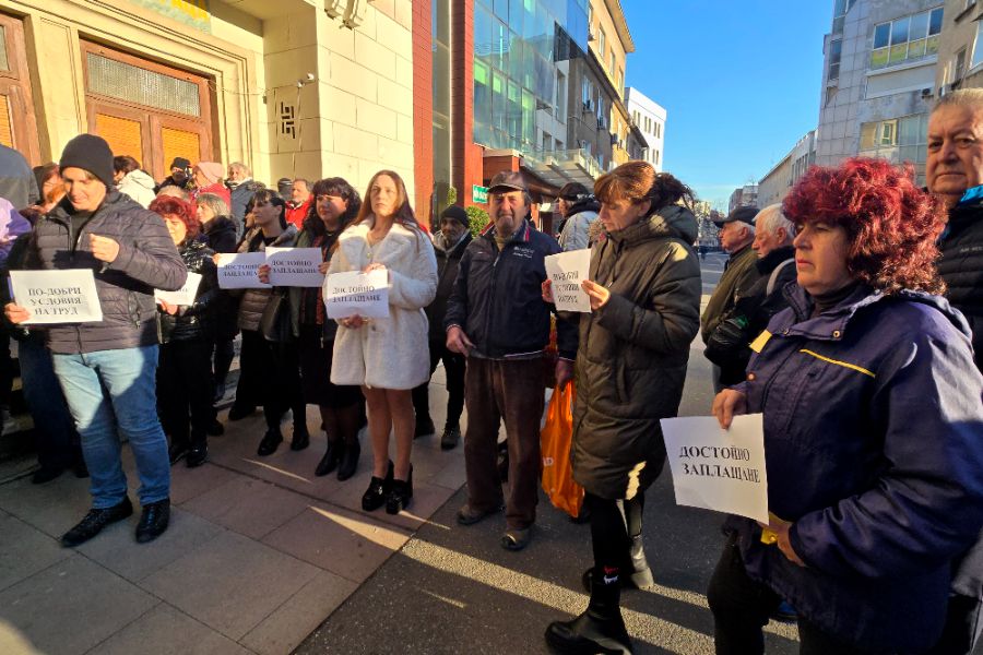Пенсионери очакват парите си, докато служители на "Български пощи" протестират.