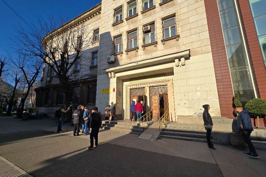 Пенсионери очакват парите си, докато служители на "Български пощи" протестират.