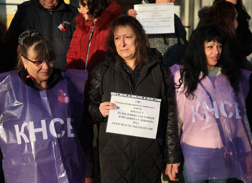 Пенсионери очакват парите си, докато служители на "Български пощи" протестират.
