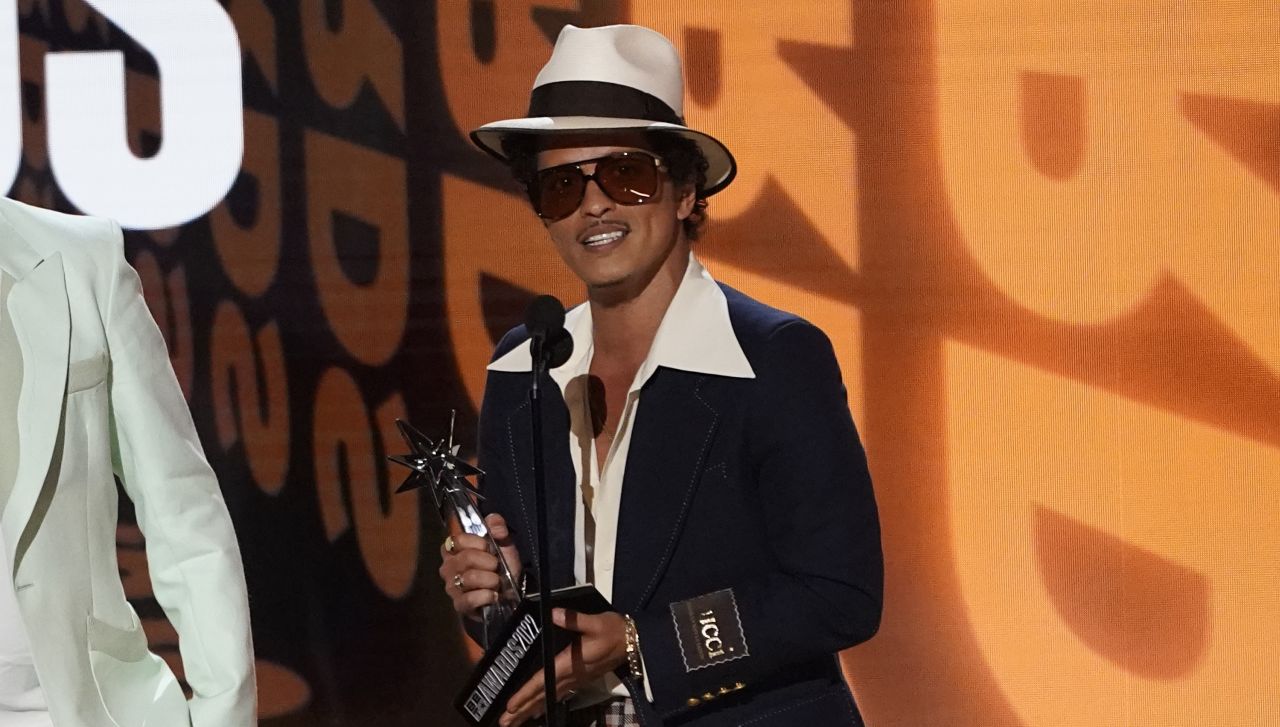 Бруно Марс превзе върховете на „Билборд“: Певецът с исторически дубъл в класациите