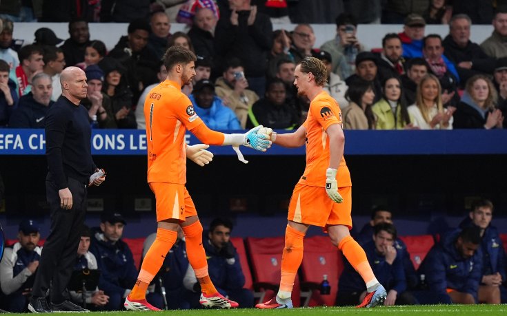 Давид де Хея подкрепи вратаря на Тотнъм, който стана за смях