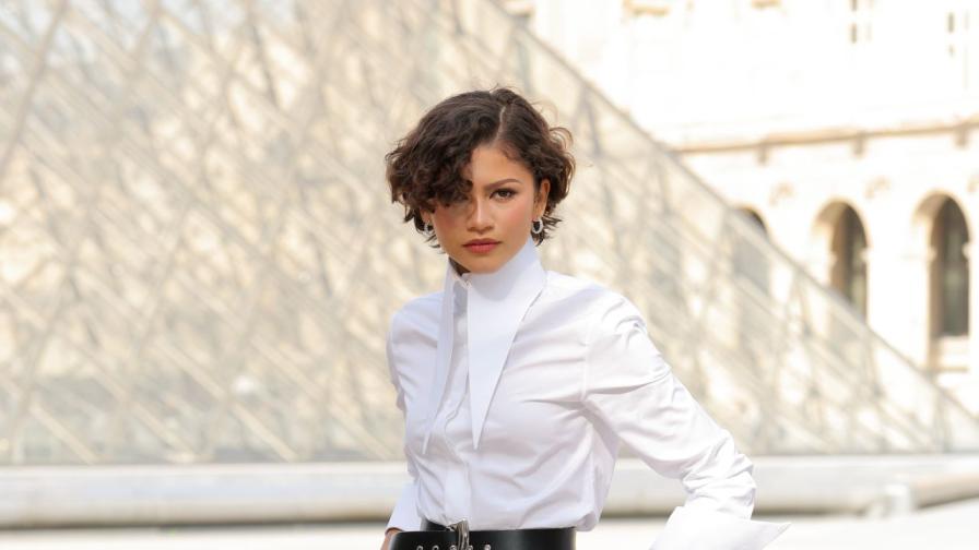 Пръстен, бяла рокля и нова прическа: Зендая...