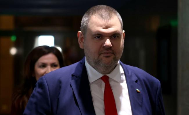 <p>Свалиха охраната от НСО на Пеевски</p>