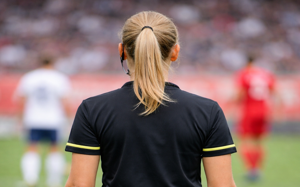 Красива съдийка: Някои футболисти се опитват да ме свалят