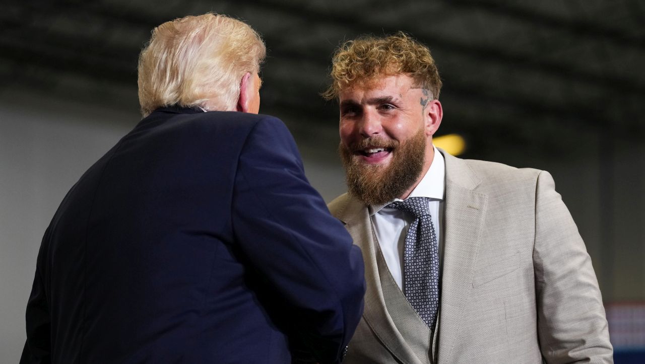 <p>По време на среща в Кентъки президентът Доналд Тръмп официално 'благослови' Джейк Пол за бъдеща кариера в политиката</p>