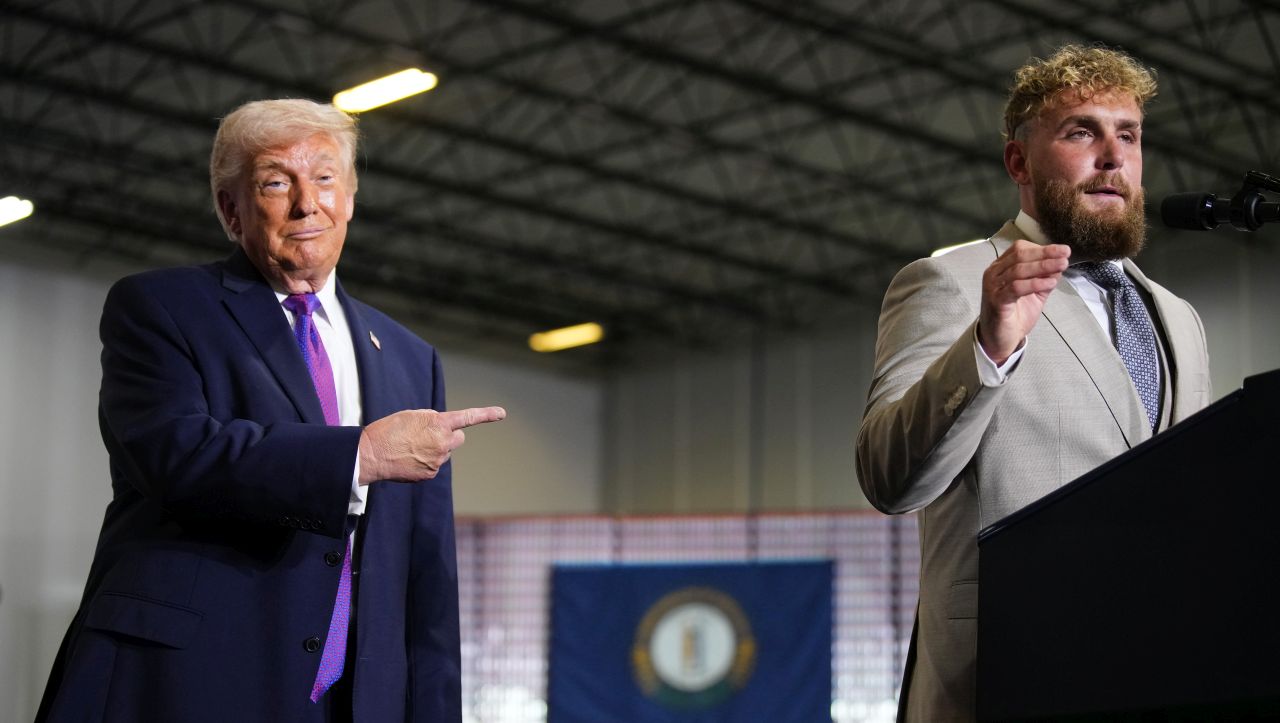 <p>По време на среща в Кентъки президентът Доналд Тръмп официално 'благослови' Джейк Пол за бъдеща кариера в политиката</p>