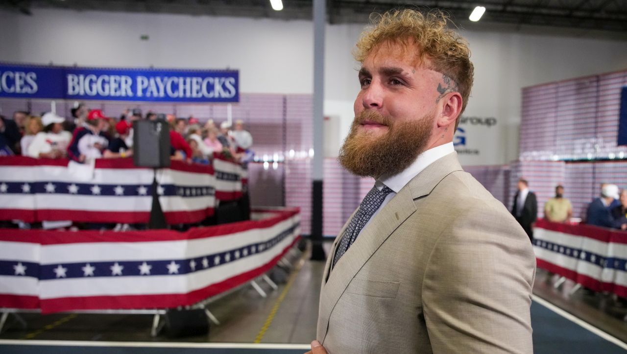 <p>По време на среща в Кентъки президентът Доналд Тръмп официално 'благослови' Джейк Пол за бъдеща кариера в политиката</p>