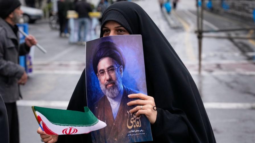 Жена държи портрет с лика на новия аятолах на Иран Моджтаба Хаменей
