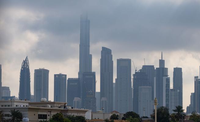 Удариха финансовото сърце на Дубай, черен дим достигна „Бурж ал Араб“