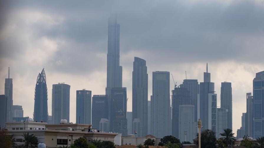 Удариха финансовото сърце на Дубай, черен дим достигна „Бурж ал Араб“