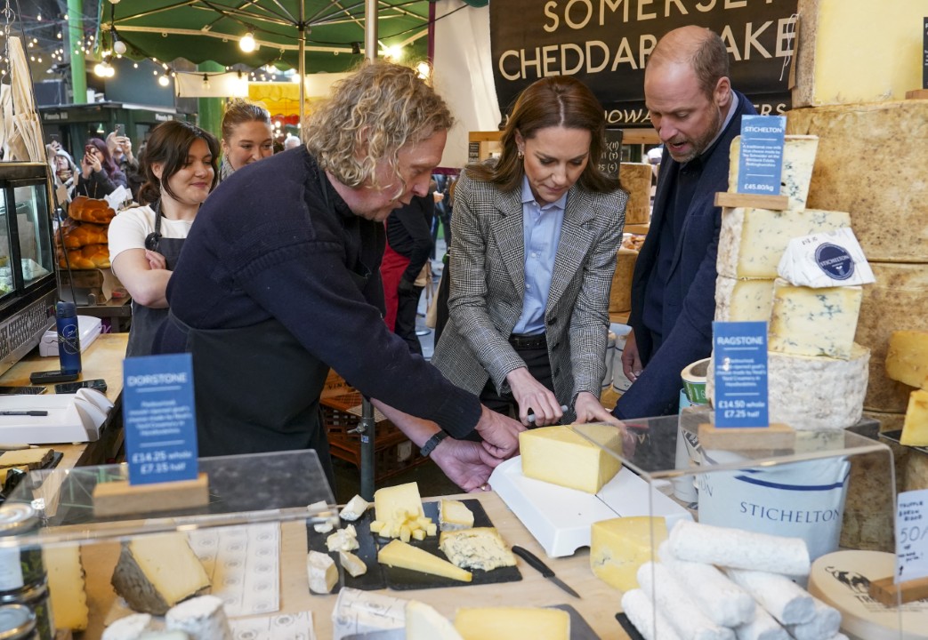 <p>Огромни тълпи се събраха в четвъртък, за да зърнат кралската двойка, която дори се включи в обслужването на клиенти. Кейт собственоръчно приготви кафе на Уилям, но той учтиво го отказа, след като разбра, че напитката не е безкофеинова.</p>