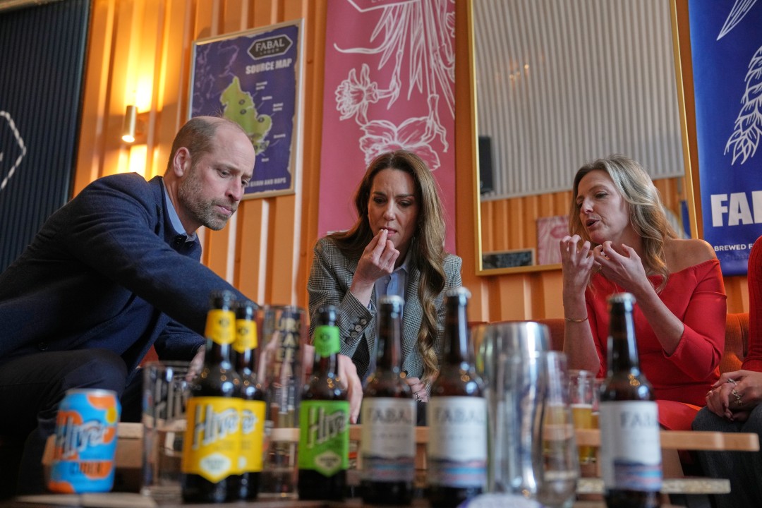 <p>Огромни тълпи се събраха в четвъртък, за да зърнат кралската двойка, която дори се включи в обслужването на клиенти. Кейт собственоръчно приготви кафе на Уилям, но той учтиво го отказа, след като разбра, че напитката не е безкофеинова.</p>