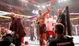 <p>Дейна Уайт и звездите на UFC преподават бойни техники на ФБР&nbsp;</p>