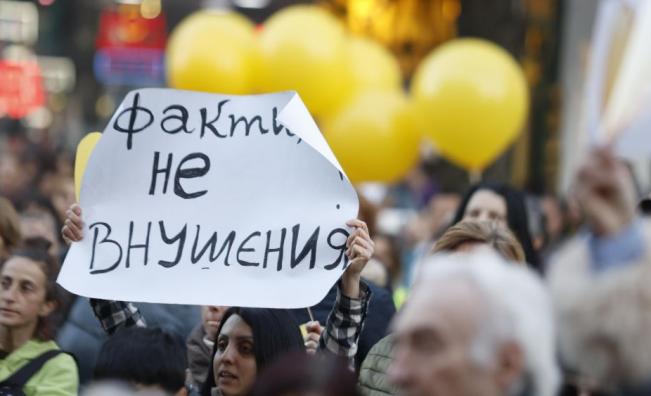 <p>"Истината днес": Близки на загиналите от "Петрохан"&nbsp;и "Околчица"&nbsp;излязоха на протест</p>