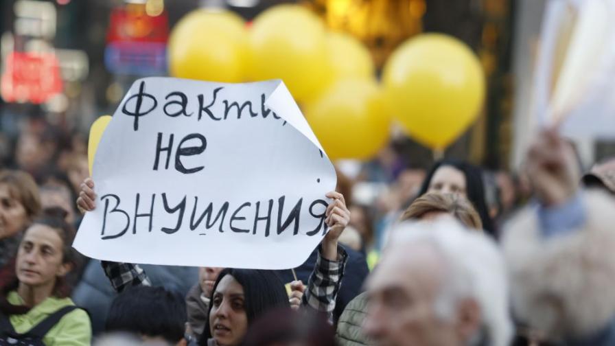 <p>"Истината днес": Близки на загиналите от "Петрохан"&nbsp;и "Околчица"&nbsp;излязоха на протест</p>