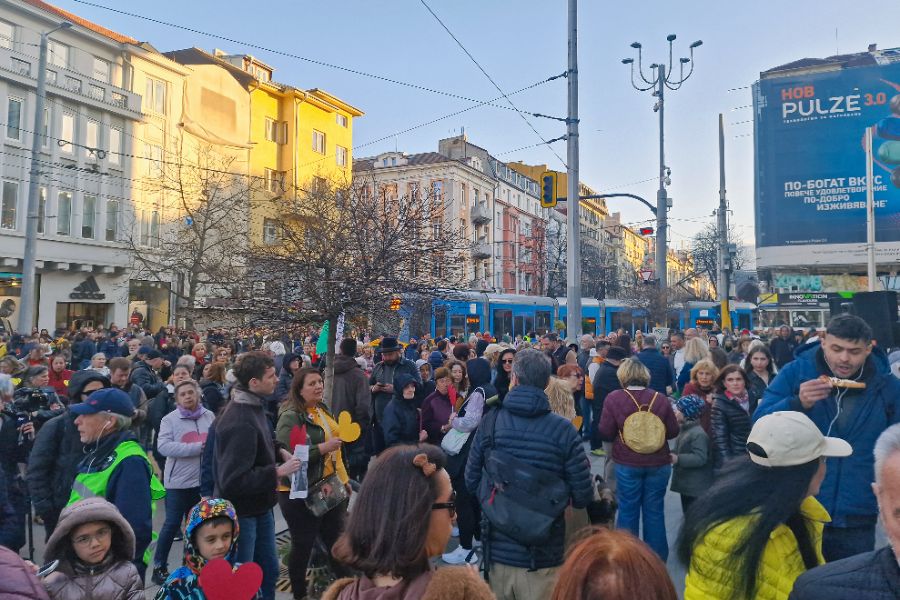 <p>Граждани протестират в центъра на София с искане да се разкрие истината за случаите "Петрохан" и "Околчица".</p>