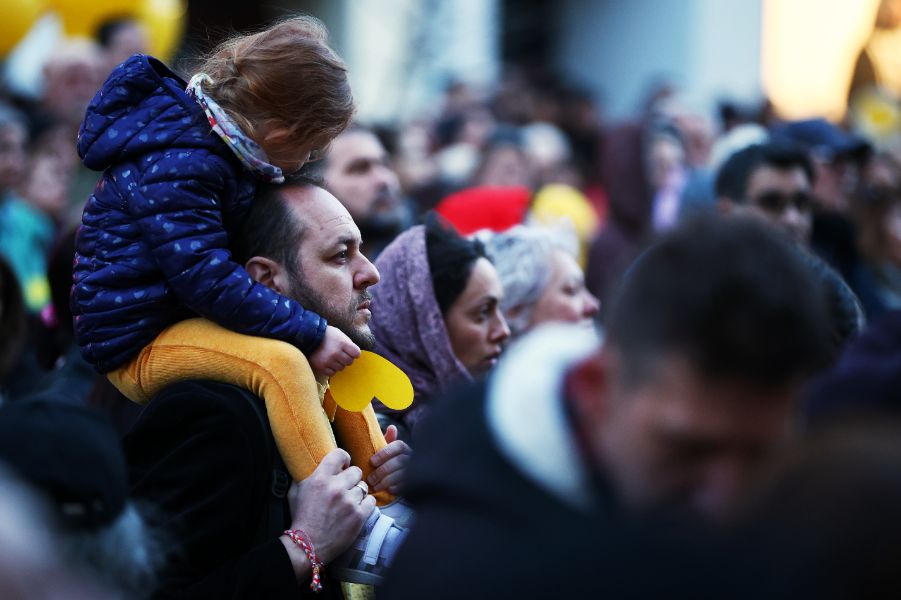 <p>Граждани протестират в центъра на София с искане да се разкрие истината за случаите "Петрохан" и "Околчица".</p>