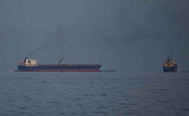 Напрежение в Оманския залив: Кораб бе ударен от снаряд край Ормузкия проток