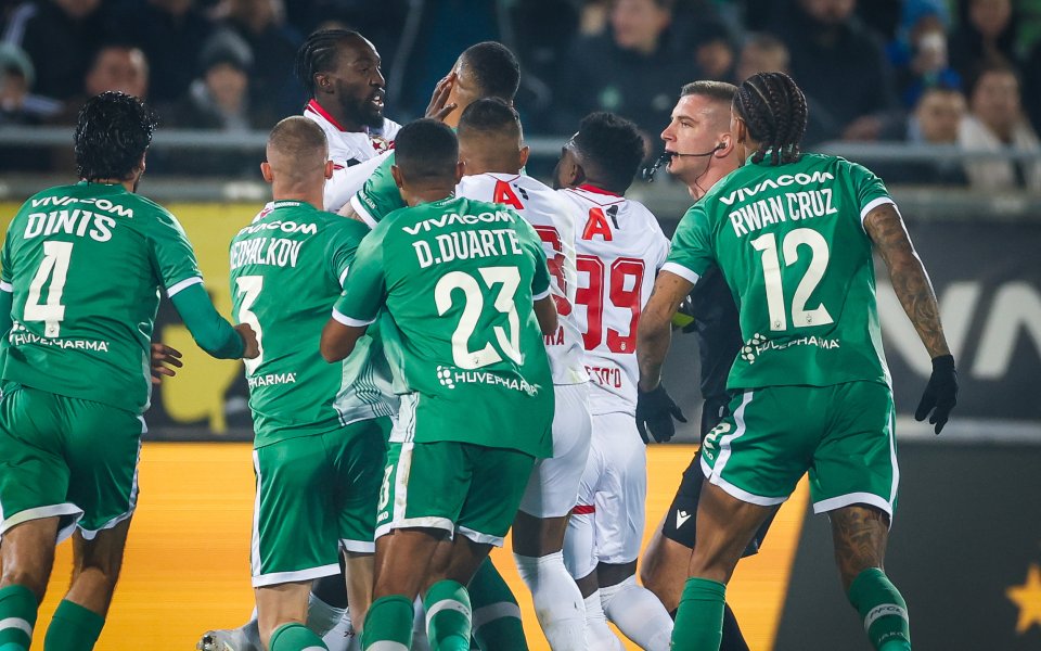 Напрежението ескалира: груб фал доведе до масово меле в Разград (видео + снимки)