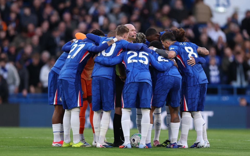 Играчите на Челси обградиха съдията Пол Тиърни преди мача с Нюкасъл Юнайтед, 14.03.2026 г.