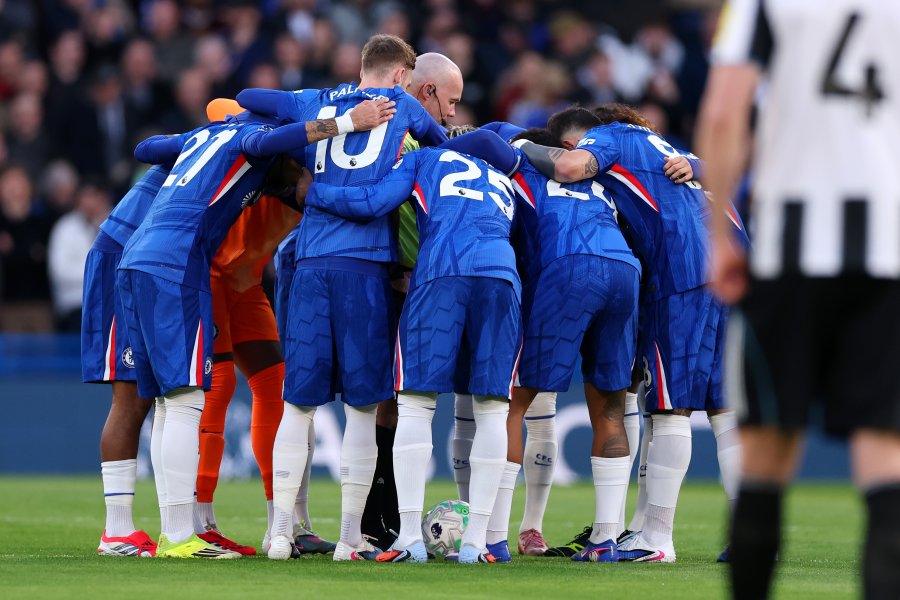 Играчите на Челси обградиха съдията Пол Тиърни преди мача с1