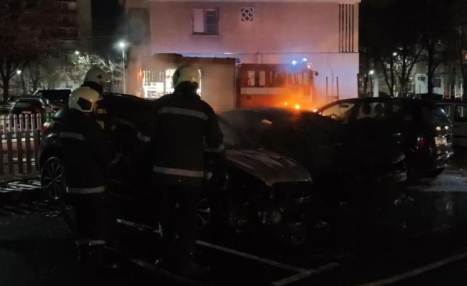 Палеж в Казанлък унищожи три коли