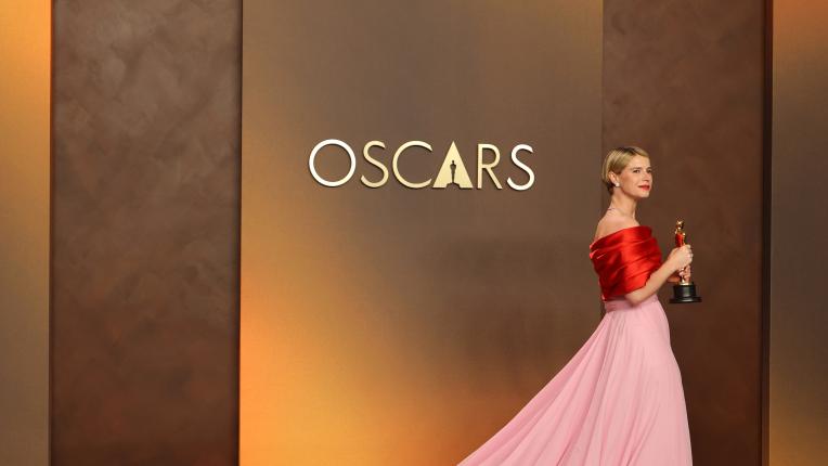 Топ 10 най-впечатляващи рокли от червения килим на Оскарите