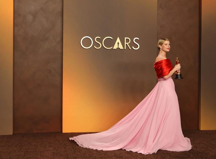 Топ 10 най-впечатляващи рокли от червения килим на Оскарите - снимка 2