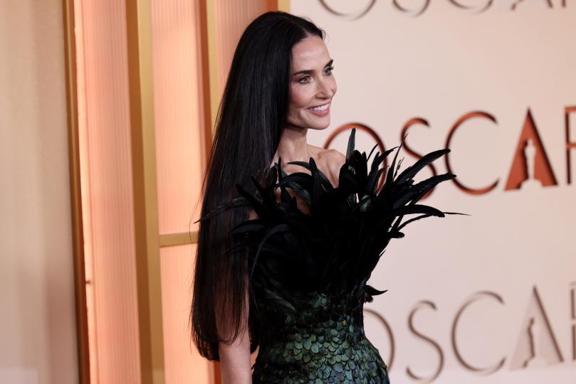 Топ 10 най-впечатляващи рокли от червения килим на Оскарите - снимка 6