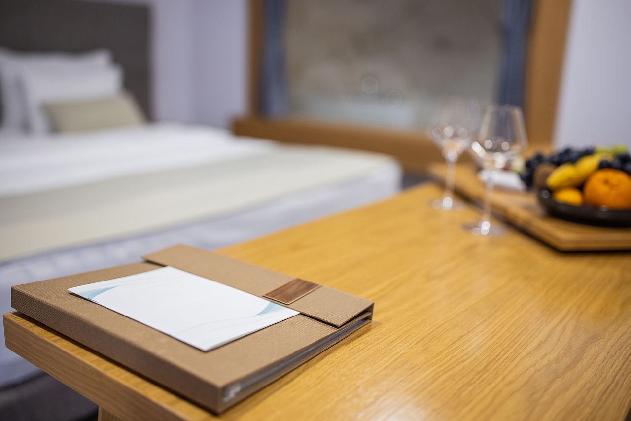 <p><strong>Менюта или папки с информация</strong></p>

<p>Картонените папки с менюта, правила или рекламни брошури почти никога не се дезинфекцират. Те се предават от гост на гост, често престоявайки на масата с месеци. Поради това върху тях могат да се натрупат прах и бактерии.</p>