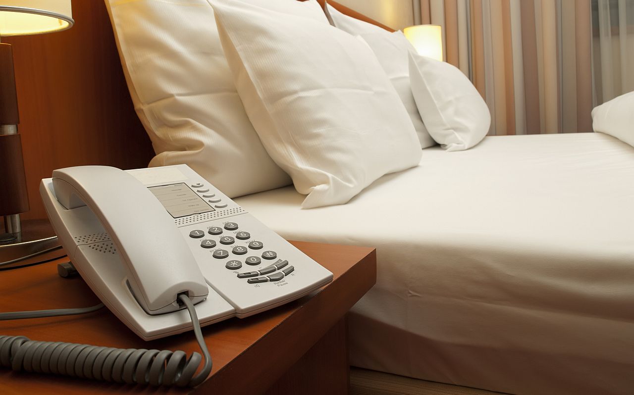 <p><strong>Телефон в стаята</strong></p>

<p>Стационарните телефони в хотелите рядко се използват, но често остават на масата с години. Рядко се дезинфекцират, а понякога дори не се избърсват по време на почистване. Затова е по-добре да избършете слушалката смокра кърпичка, преди да я използвате.</p>