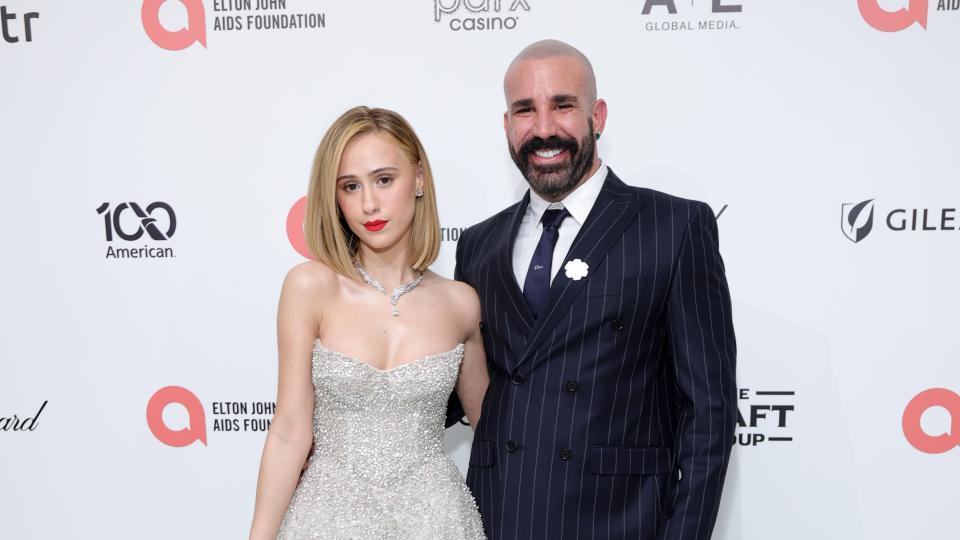 Мария Бакалова в центъра на вниманието на престижното Oscar парти на Елтън Джон