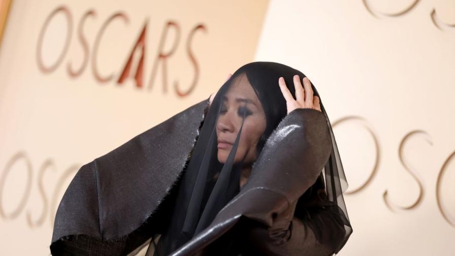 Клои Жао се появи в траур на "Оскарите"