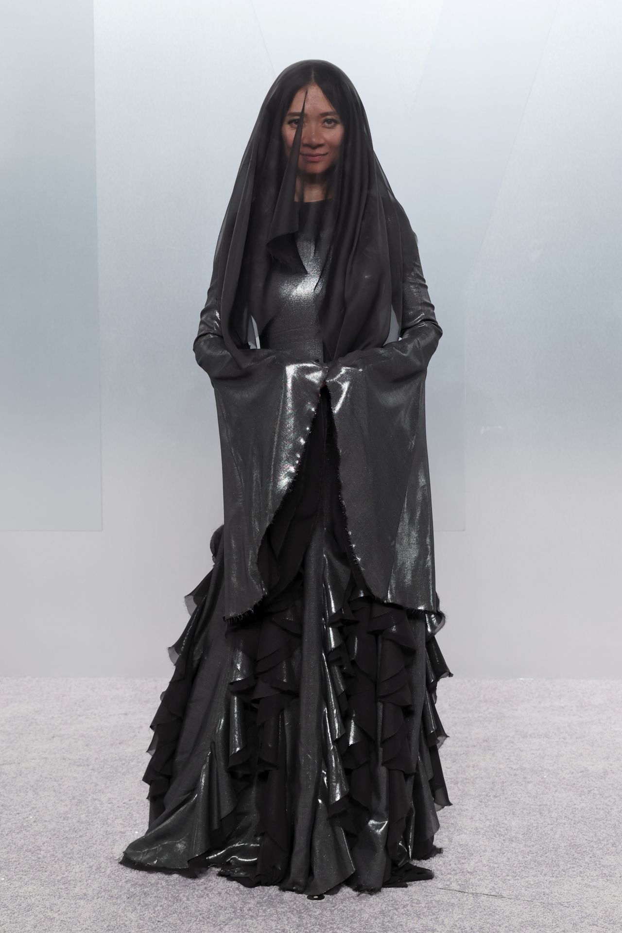 <p>Скрита под черен воал, режисьорката Клои Жао демонстрира визия, вдъхновена от &sbquo;силата да оставиш нещата да умрат&lsquo;.</p>