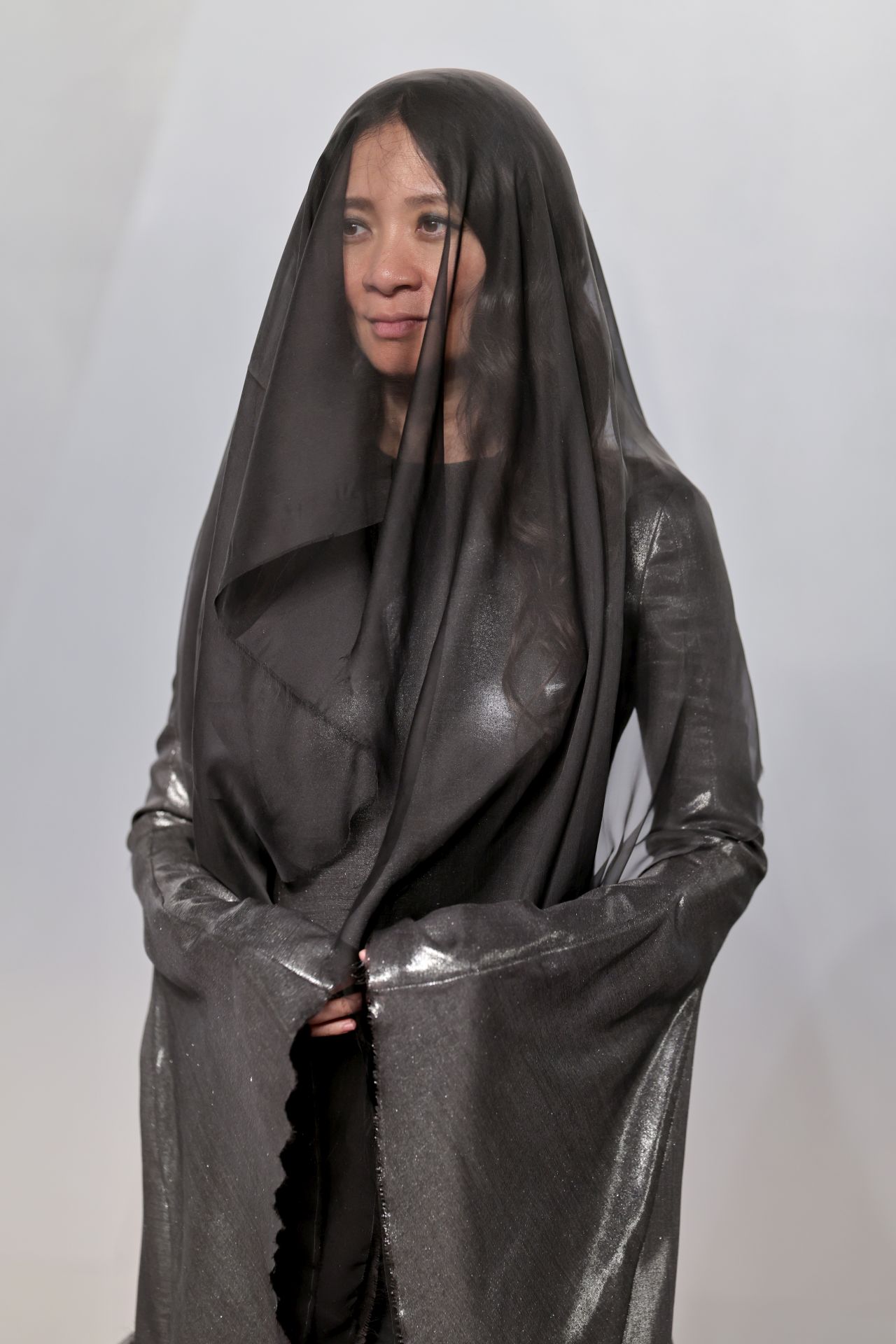 <p>Скрита под черен воал, режисьорката Клои Жао демонстрира визия, вдъхновена от &sbquo;силата да оставиш нещата да умрат&lsquo;.</p>