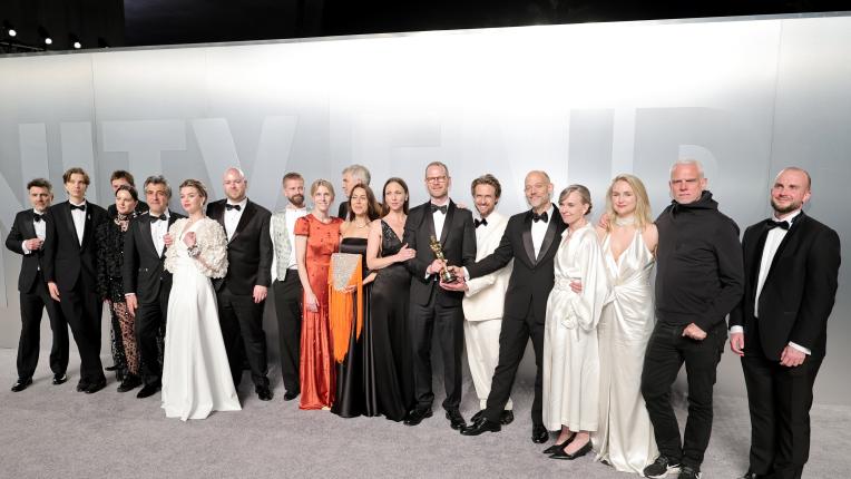 След партито на Оскарите поглед към сребърния килим на Vanity Fair (СНИМКИ)