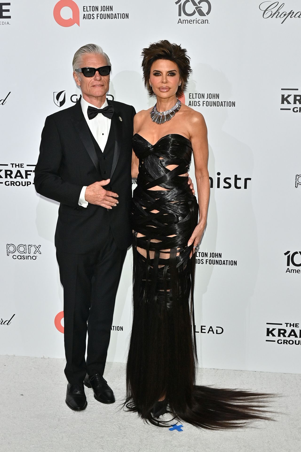 <p>Лиза Рина предизвика истински фурор, появявайки се в рокля, изработена от 5 килограма истинска коса и допълнена с диаманти за милиони &ndash; една визия, която отне 152 часа ръчен труд, за да пренапише правилата на червения килим</p>