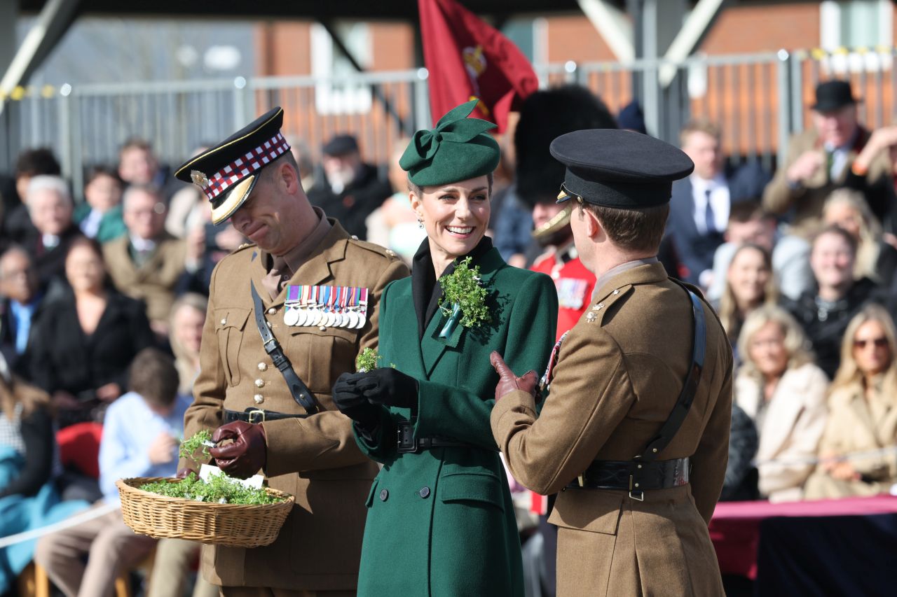 <p>Принцесата на Уелс отбеляза Деня на Свети Патрик с безупречен стил, напомняйки за еволюцията си в кралското семейство. Докато през 2012 г. тя беше просто съпруга на принц, днес Кейт е начело на полка, съчетавайки военната строгост с висшата мода.</p>
